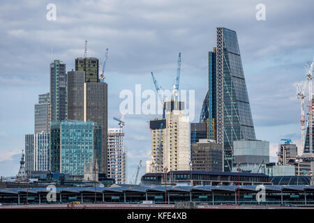 London, UK - August 05, 2017: skyscrappers und Krane in der Londoner City an einem sonnigen Tag Stockfoto