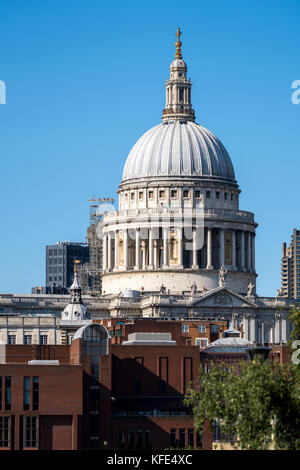 Der ikonischen St Pauls Kathedrale in London an einem sonnigen Nachmittag Stockfoto