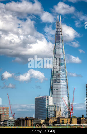 London, Großbritannien - 05. August 2017: Die Ikonischen Shard Gebäude in London Bridge Bereich an einem sonnigen Sommertag Stockfoto