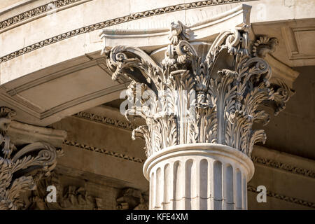 Die Krone einer Säule mit feinen Skulpturen details Stockfoto