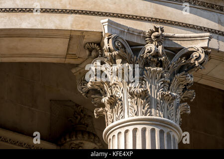 Die Krone einer Säule mit feinen Skulpturen details Stockfoto