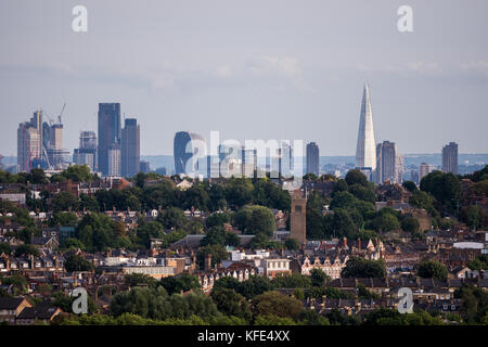 London, Großbritannien - 24 August, 2017: der Londoner City und der SHARD als von der Alexandra Park gesehen Stockfoto