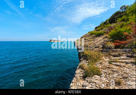 Sommer felsigen Küste Baia di Campi (vieste) und Isola di Campi auf der Halbinsel Gargano, Apulien, Italien. Stockfoto