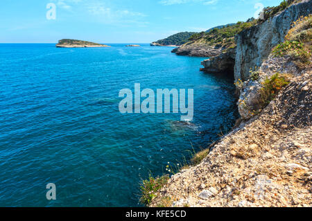 Sommer felsigen Küste Baia di Campi (vieste) und Isola di Campi auf der Halbinsel Gargano, Apulien, Italien Stockfoto