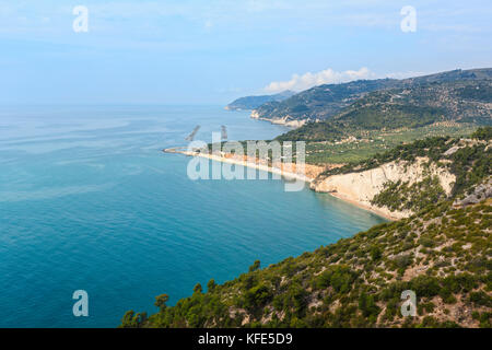 Sommer Meer Küste Cala Rosa contrada mattinatella, mattinata, auf der Halbinsel Gargano in Apulien, Italien. Stockfoto