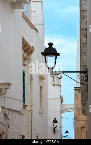 Schöne Straße in kleinen mittelalterlichen weiß getünchte Stadt Locorotondo, Puglia (Apulien), Bari, Italien. Stockfoto