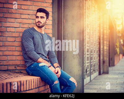 Attraktiven jungen Mann Portrait in der Stadt Stockfoto