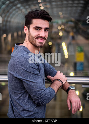 Hübscher junger Mann in modernes Gebäude Stockfoto