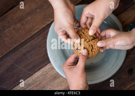 Sharing Konzept - Familie gemeinsame Nutzung von Cookies Stockfoto