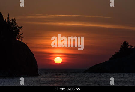 Sonnenuntergang, Sinclair Cove, Lake Superior Provincial Park, Ontario, Kanada Stockfoto