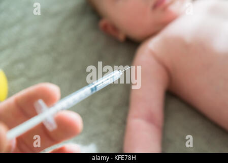 Nahaufnahme Eines Arztes, der das Baby mit der Hand impft Stockfoto