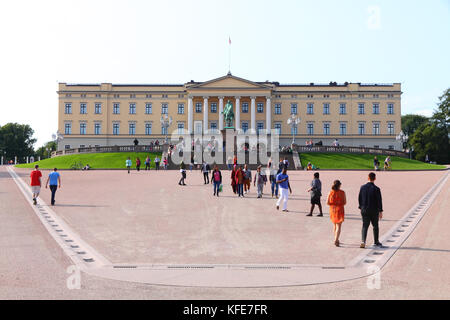 Besucher im Palast Platz vor dem Königspalast, Oslo, Norwegen Stockfoto