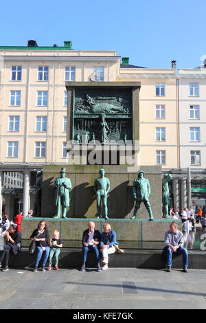 Menschen am Denkmal am Torgallmenningen, Bergen, Norwegen der Sailor entspannen Stockfoto