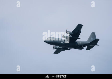 Royal Canadian Air Force CC-130H Hercules fliegt über den Kopf mit Rampe hinunter. Stockfoto