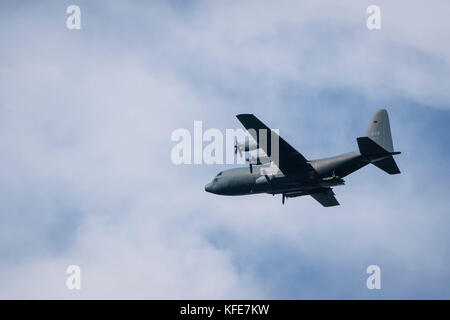 Royal Canadian Air Force CC-130H Hercules fliegt über den Kopf mit Rampe hinunter. Stockfoto