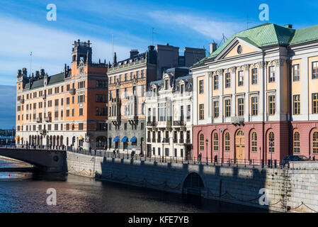 Schöne Häuser Linie Strömgatan Straße im Stadtteil Norrmalm, Stockholm, Schweden Stockfoto