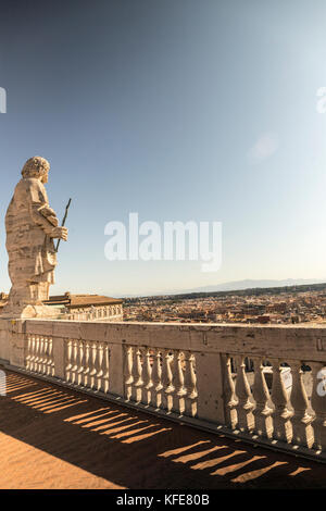 Zurück Blick auf die Statuen der Heiligen Apostel auf der Spitze der Basilika Sankt Peter Dach Stockfoto