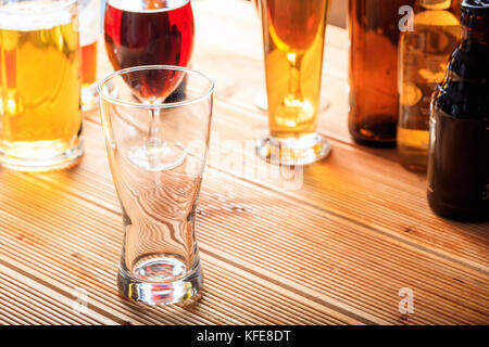 Ein leeres Glas Bier in einem Pub Zähler Stockfoto