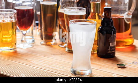 Eine leere eisige Glas Bier in einem Pub Zähler Stockfoto