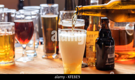 Bier zapfen in einem eisigen Glas Bier in einem Pub Hintergrund Stockfoto