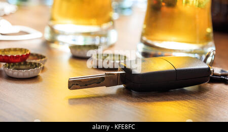 Trinken und Fahren Konzept. Auto-Taste auf einem Holztisch, pub Hintergrund Stockfoto