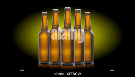 Einstellen der ungeöffneten Flaschen Bier auf Grün Schwarz Hintergrund isoliert Stockfoto