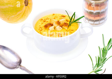 Lecker Kürbispüree Suppe in Weiß Suppenschüssel. studio Foto Stockfoto