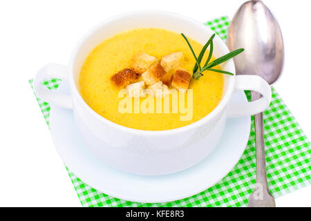 Lecker Kürbispüree Suppe in Weiß Suppenschüssel. studio Foto Stockfoto