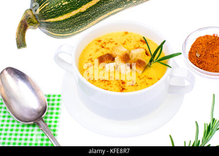 Lecker Kürbispüree Suppe in Weiß Suppenschüssel. studio Foto Stockfoto