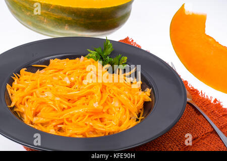 Salat von Kürbis, Zwiebel und Pflanzenöl in schwarze Platte Stockfoto