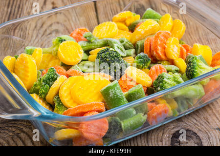 Mix von gefrorenem Gemüse im Glas Stockfoto