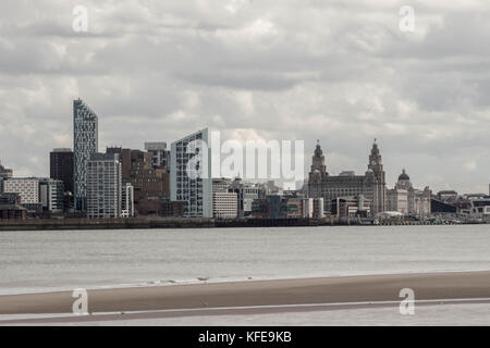 Ein Blick über den Fluss Mersey der Gebäude in der Skyline von Liverpool Stockfoto