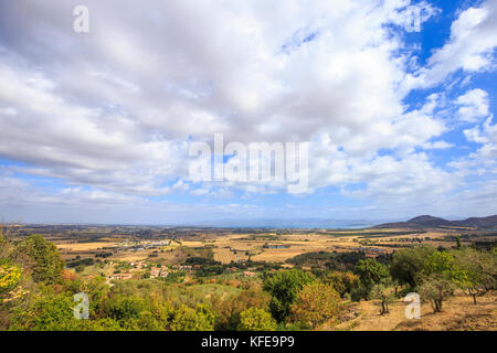 Blick auf den Trasimeno See von Panicale in Umbrien, in Italien. Stockfoto