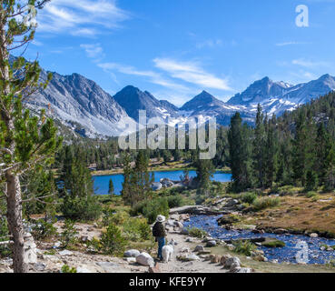 Wanderer mit Hund in kleinen Seen Tal in Rock Creek Canyon in der östlichen Sierra in Kalifornien Stockfoto