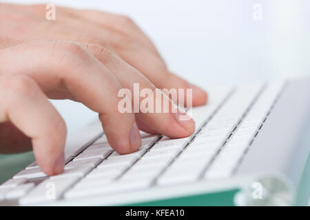 Nahaufnahme der Hände des Menschen die Eingabe über Tastatur Stockfoto