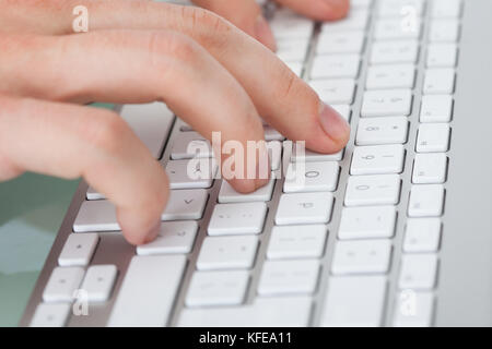 Nahaufnahme der Hände des Menschen die Eingabe über Tastatur Stockfoto