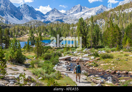 Wanderer im Little Lakes Valley im Rock Creek Canyon in der östlichen Sierra in Kalifornien Stockfoto