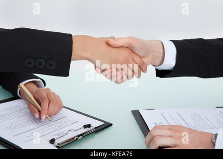 Zugeschnittenes Bild des Menschen die Hände schütteln während der Konferenz Stockfoto