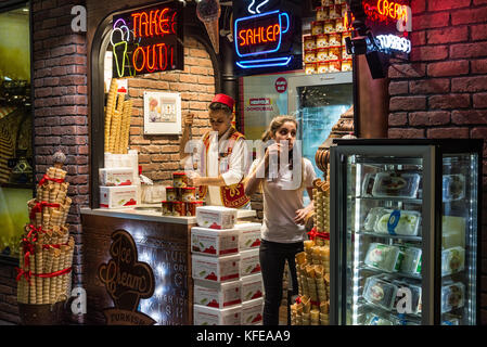 Ein junger Mann und eine Frau in einem traditionellen türkischen Ice-cream Shop. Istanbul, Türkei. Stockfoto