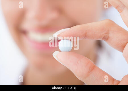 7/8 Image der jungen Ärztin, die Pille Stockfoto