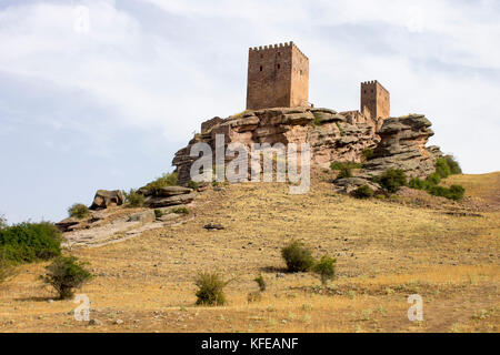 Das Castillo de Zafra, ein aus dem 12. Jahrhundert Burg auf einem Felsen aus Sandstein in der Sierra de Caldereros, campillo de Duenas, Kastilien-La Mancha, Spanien gebaut Stockfoto