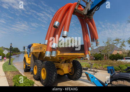 Business Equipment - eine Gabel heben Lasten flexible Schläuche für das Pumpen von Wasser in einen Dump Truck verwendet Stockfoto