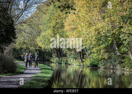 Die Leeds und Liverpool Canal an Riddlesden, in der Nähe von Keighley, West Yorkshire Stockfoto