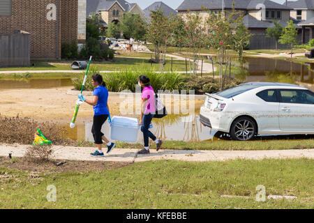 Bewohner starten Sie die Bereinigung von ihr Wasser beschädigte Häuser nach dem Hurrikan Harvey und schweren Überschwemmungen. Stockfoto