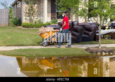 Bewohner starten Sie die Bereinigung von ihr Wasser beschädigte Häuser nach dem Hurrikan Harvey und schweren Überschwemmungen. Stockfoto