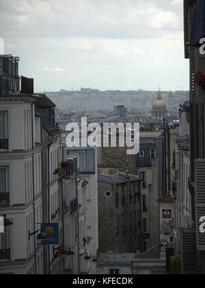 Blick über Paris von einem hohen Punkt in Montmartre, Apartments und eine Kirche Stockfoto