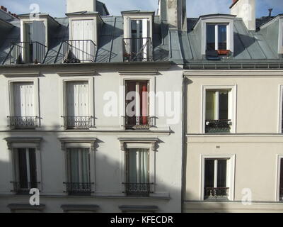 Ein typischer französischer Apartments in Montmartre, Paris, mit Blick auf die Straße Stockfoto