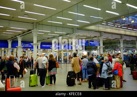 Warteschlangen von Reisenden Form an der St. Pancras Eurostar Terminal aufgrund der erhöhten Sicherheitskontrollen als Folge der Terror Alert Stockfoto