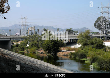 Autos auf der Brücke über der Autobahn Glendale Glendale verengt und LA River bei Frogtown im Elysian Tal NE Los Angeles Kalifornien USA KATHY DEWITT Stockfoto