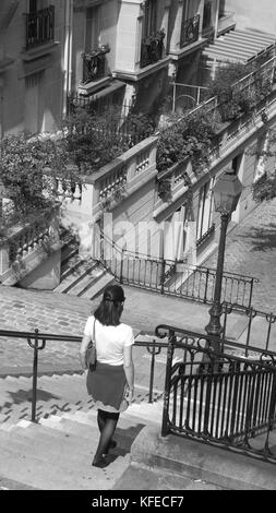 Eine junge Frau geht ein typischer Schritte in Montmartre in Paris gefunden, gedreht in schwarz und weiß Stockfoto